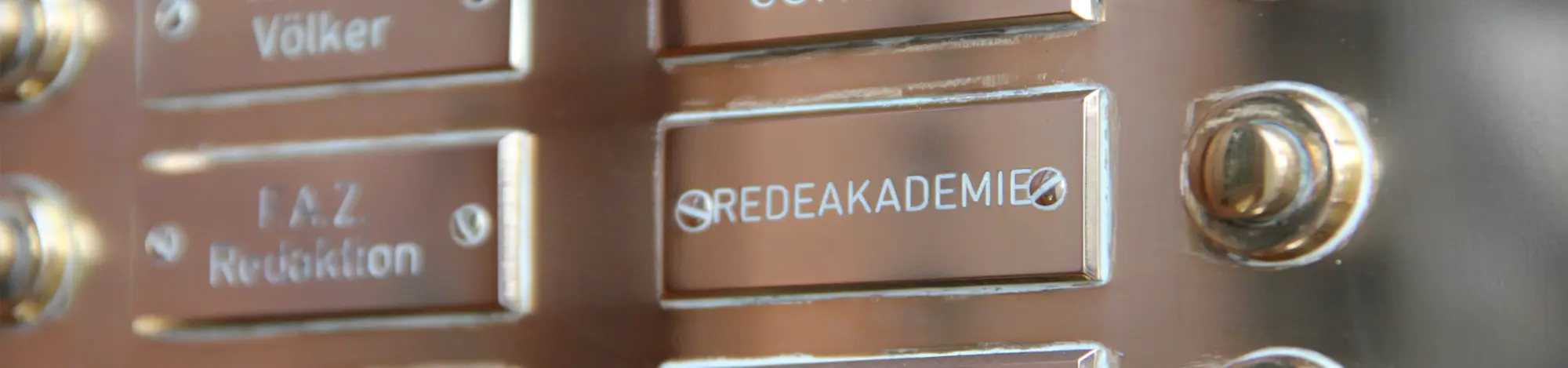 redeakademie klingelschild in messing